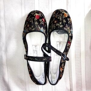 Adorable Black Floral Embroidered Chinese Laundry Mary Jane Flats 9